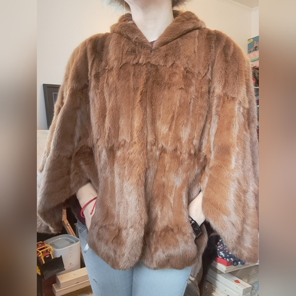 Gorgeous real fur poncho cape, brown muskrat - Picture 9 of 16
